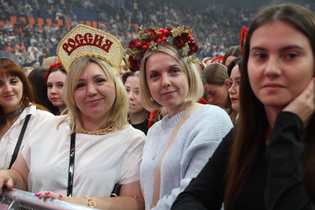 Фото Фанаты массово пришли в кокошниках на концерт Надежды Кадышевой в «Сибирь-Арена»: 10 кадров красавиц 4